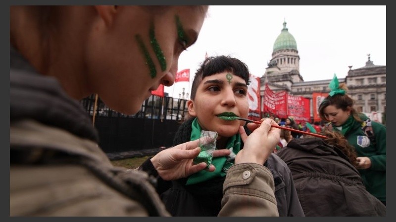 La concentración verde se armó en torno al debate en el Senado. 