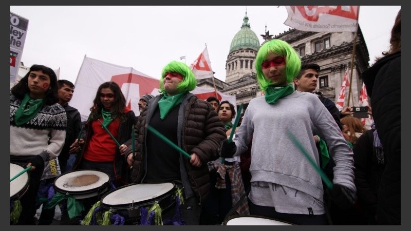 La concentración verde se armó en torno al debate en el Senado. 