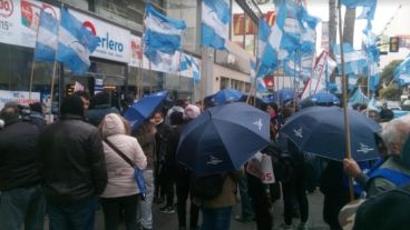 Empleados de Gerlero concentrados en la puerta de la sucursal de Avenida Pellegrini al 1.400.
