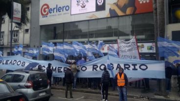 Empleados de Gerlero concentrados en la puerta de la sucursal de Avenida Pellegrini al 1.400.
