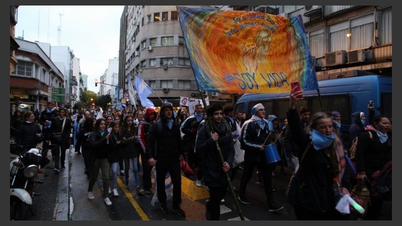 Las columnas seguían llegando al caer la tarde.
