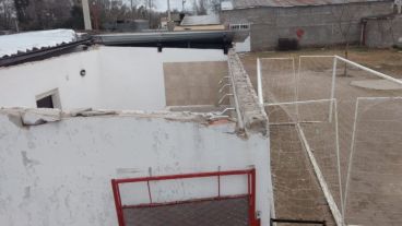 Así quedó el vestuario del club, sin el techo.