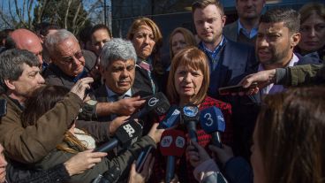 Bullrich dio una conferencia al lado del fiscal general Jorge Baclini, la intendenta y concejales.