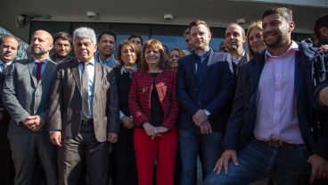 Autoridades judiciales y dirigentes políticos juntos en el mediodía de este viernes.