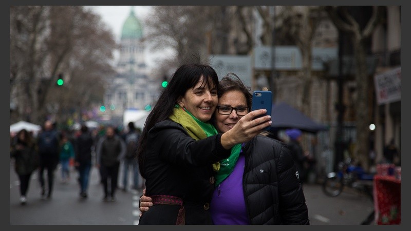 Verdes y celestes: postales de las masivas movilizaciones fuera del Congreso.