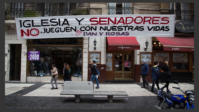 Verdes y celestes: postales de las masivas movilizaciones fuera del Congreso.