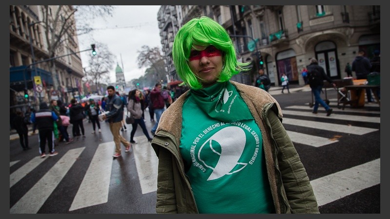 Verdes y celestes: postales de las masivas movilizaciones fuera del Congreso.