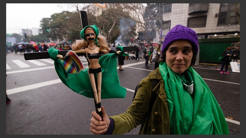 Verdes y celestes: postales de las masivas movilizaciones fuera del Congreso.