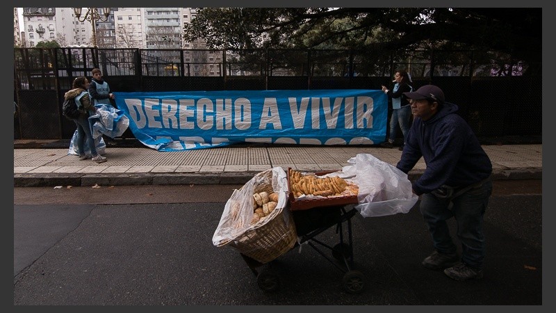 Verdes y celestes: postales de las masivas movilizaciones fuera del Congreso.