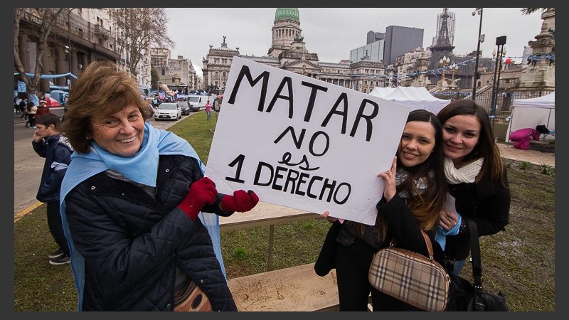 Verdes y celestes: postales de las masivas movilizaciones fuera del Congreso.