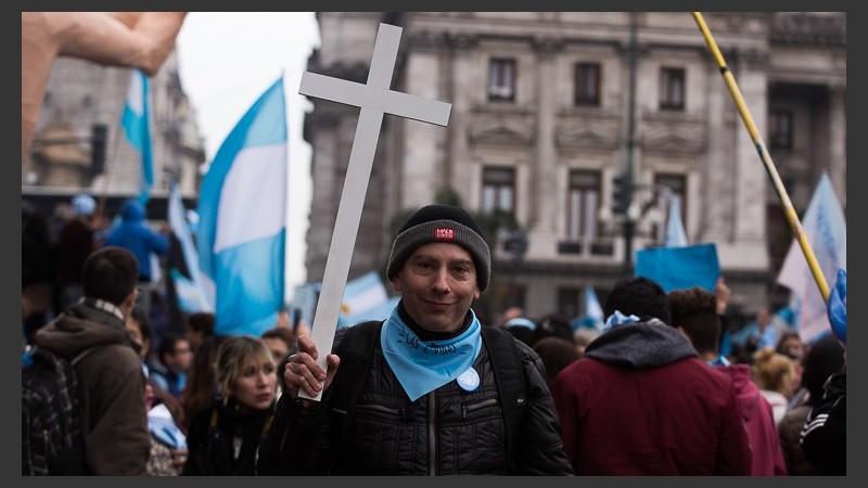 Verdes y celestes: postales de las masivas movilizaciones fuera del Congreso.