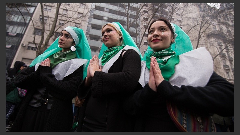 Verdes y celestes: postales de las masivas movilizaciones fuera del Congreso.