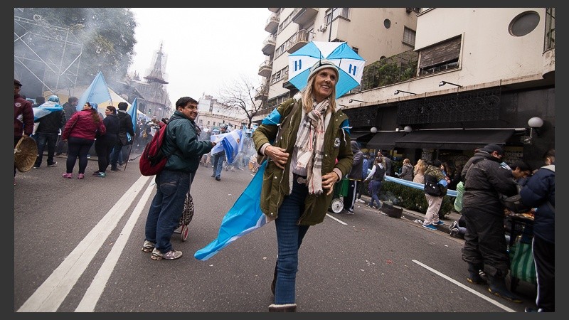 Verdes y celestes: postales de las masivas movilizaciones fuera del Congreso.