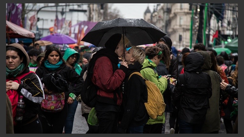 Verdes y celestes: postales de las masivas movilizaciones fuera del Congreso.