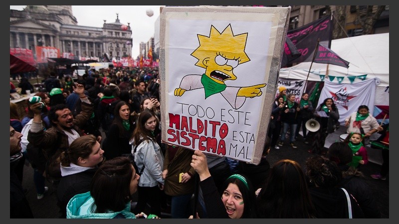 Verdes y celestes: postales de las masivas movilizaciones fuera del Congreso.