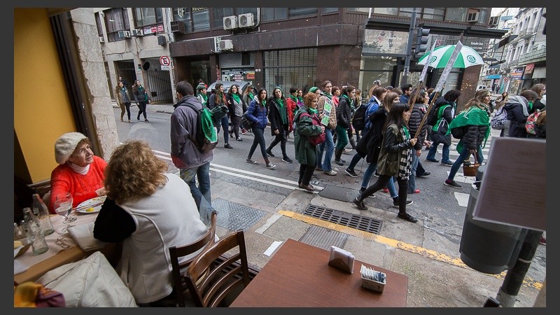 Verdes y celestes: postales de las masivas movilizaciones fuera del Congreso.