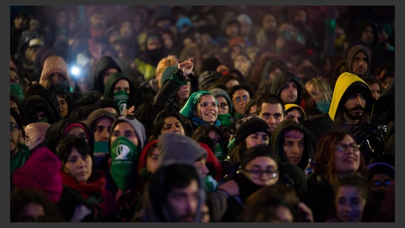 Verdes y celestes: postales de las masivas movilizaciones fuera del Congreso.