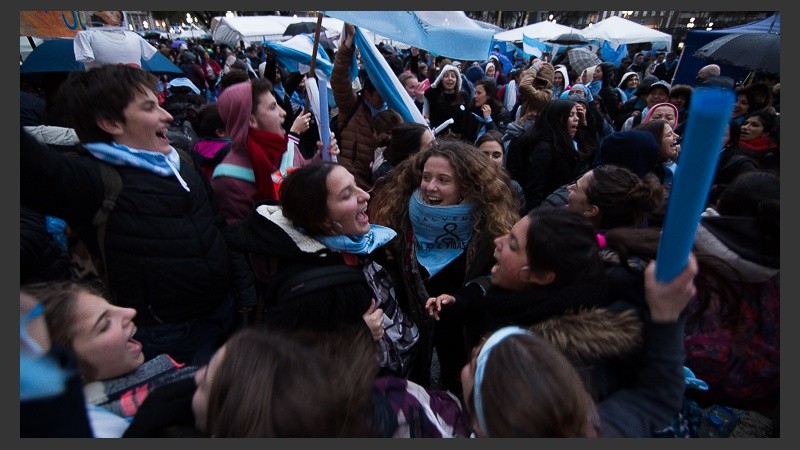 Verdes y celestes: postales de las masivas movilizaciones fuera del Congreso.