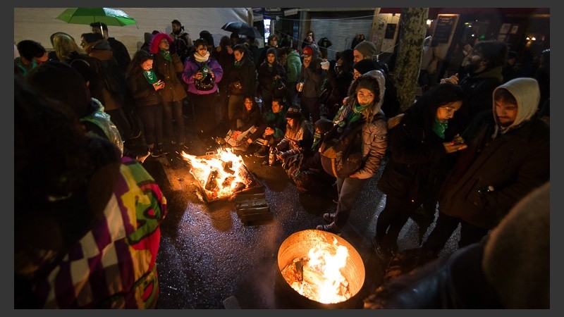 Verdes y celestes: postales de las masivas movilizaciones fuera del Congreso.