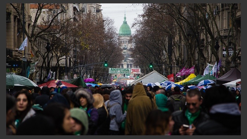 Verdes y celestes: postales de las masivas movilizaciones fuera del Congreso.