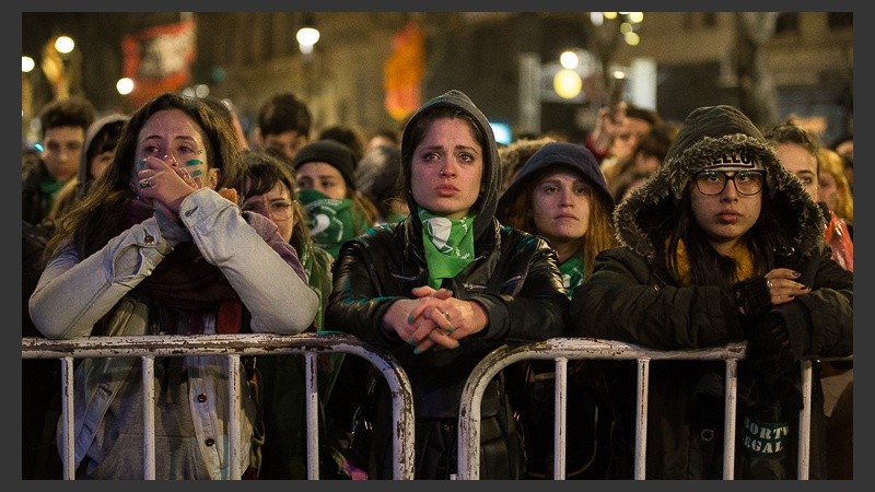 Verdes y celestes: postales de las masivas movilizaciones fuera del Congreso.