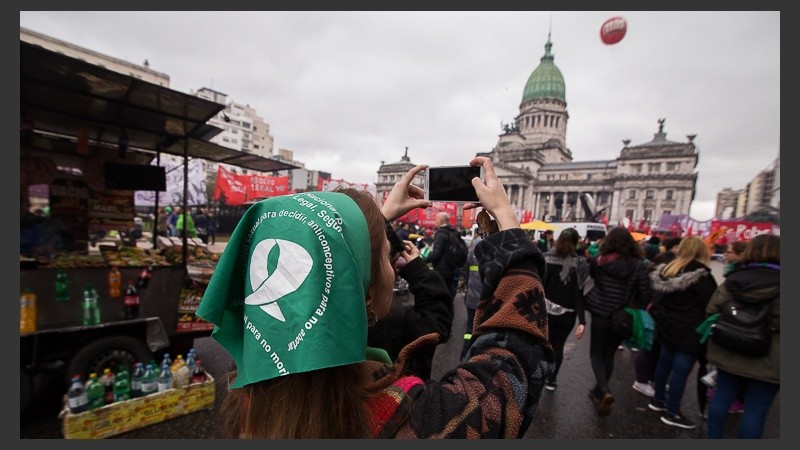 Verdes y celestes: postales de las masivas movilizaciones fuera del Congreso.