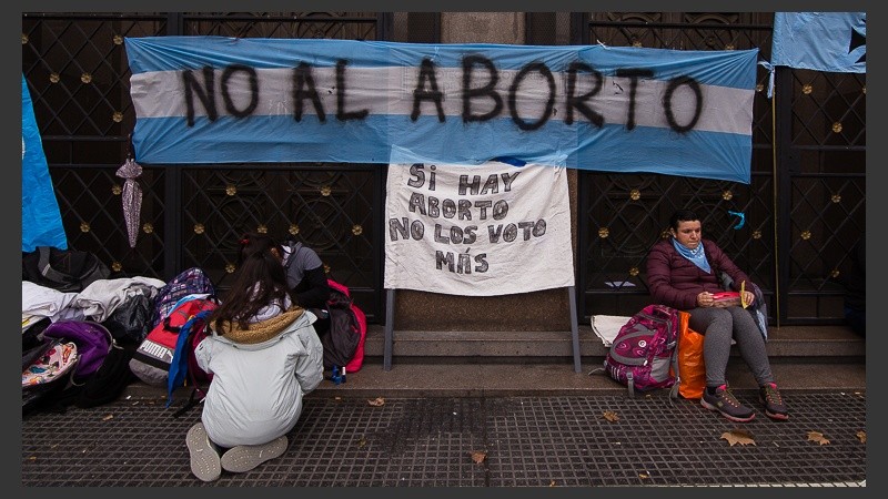 Verdes y celestes: postales de las masivas movilizaciones fuera del Congreso.