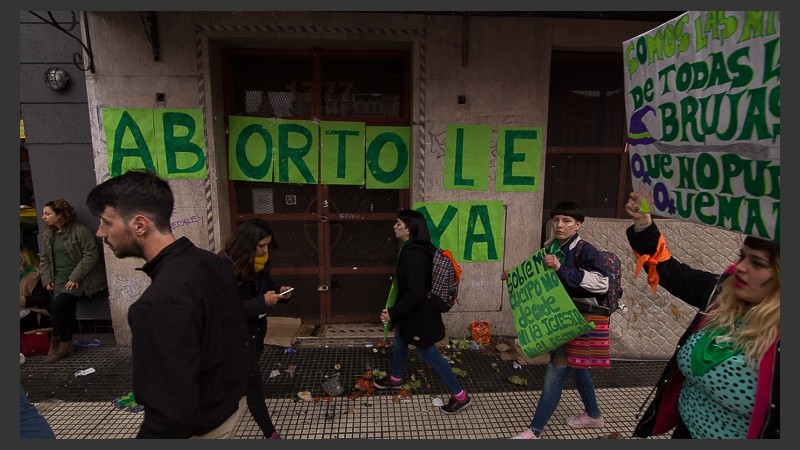 Verdes y celestes: postales de las masivas movilizaciones fuera del Congreso.