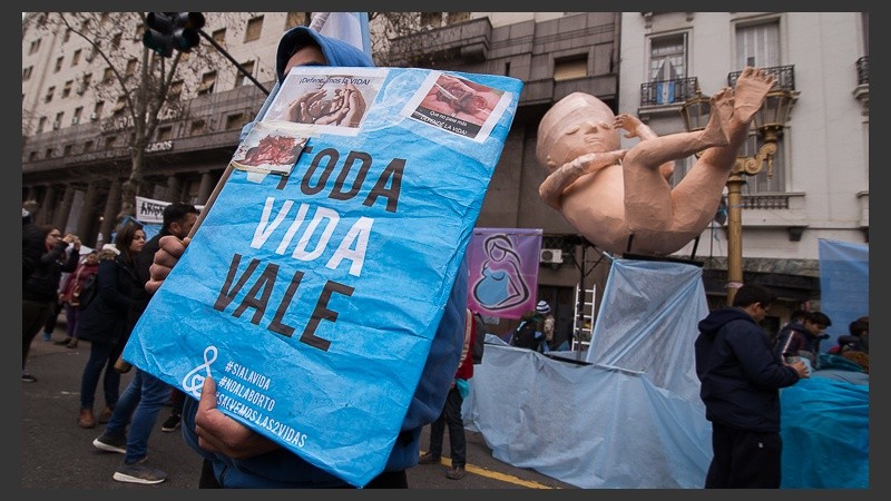 Verdes y celestes: postales de las masivas movilizaciones fuera del Congreso.