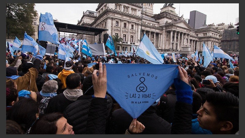 Verdes y celestes: postales de las masivas movilizaciones fuera del Congreso.