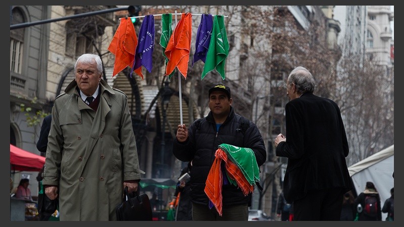 Verdes y celestes: postales de las masivas movilizaciones fuera del Congreso.