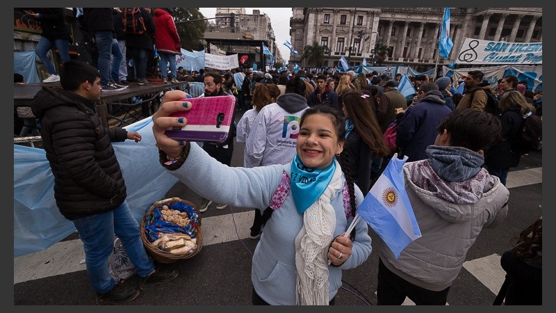 Verdes y celestes: postales de las masivas movilizaciones fuera del Congreso.