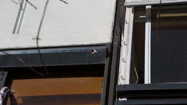 Uno de los impactos de bala frente al edificio de Buenos Aires al 1700.