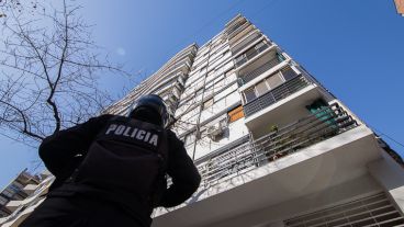 El edificio atacado a metros de avenida Pellegrini.