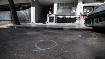 Las marcas de las balas frente al edificio de Buenos Aires al 1700.