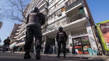 El operativo frente al edificio de Buenos Aires 1700.