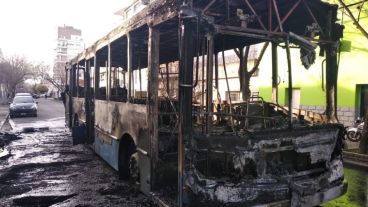 Así quedó el colectivo quemado en 3 de Febrero y Avellaneda.