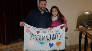 Juan, su fan y la bandera.