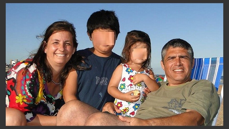 Karina y Sergio junto a sus hijos.