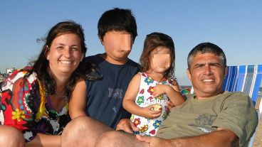 Karina y Sergio junto a sus hijos.