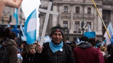 Apostasía, un eco que surge tras el rol de la Iglesia en el debate por el aborto.