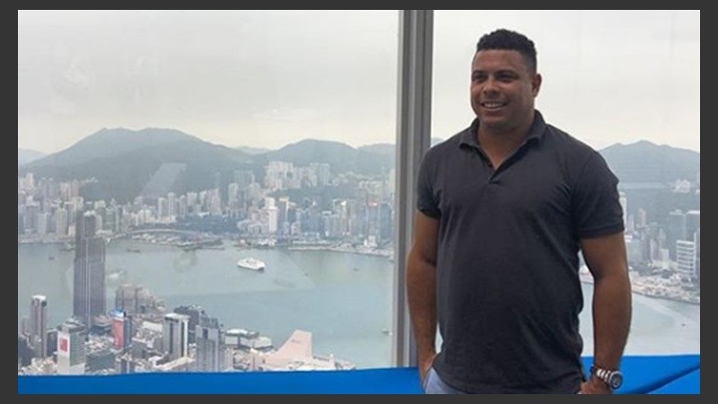 El ex futbolista permanecerá internado por neumonía.