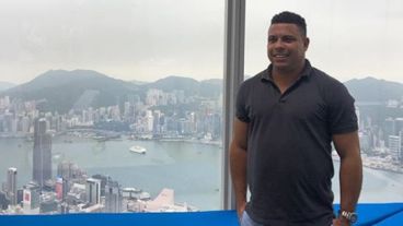 El ex futbolista permanecerá internado por neumonía.