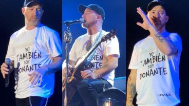 Se puso la camiseta. Rolo cantó con una remera con la leyenda "Yo también soy donante".