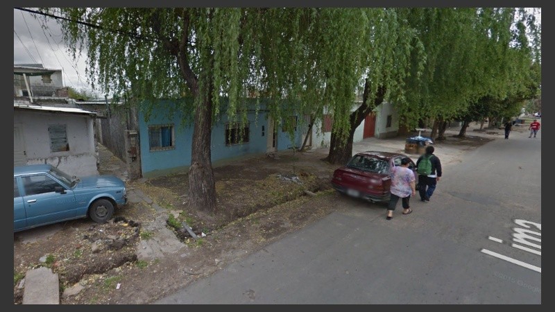 El muchacho estaba en la puerta de su casa de pasillo.