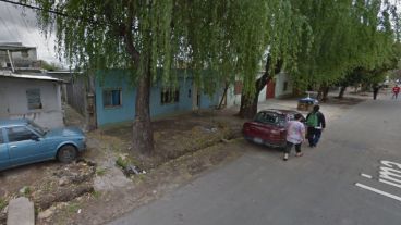 El muchacho estaba en la puerta de su casa de pasillo.