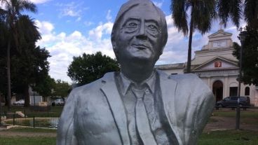 El busto de Néstor Kirchner en las Cuatro Plazas.