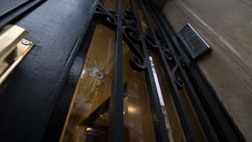 El frente del edificio baleado en San Luis al 1400.