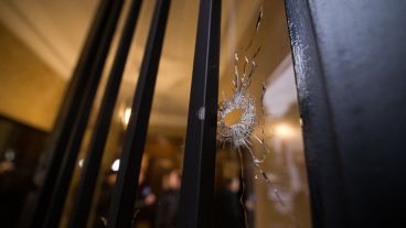 El frente del edificio baleado en San Luis al 1400.