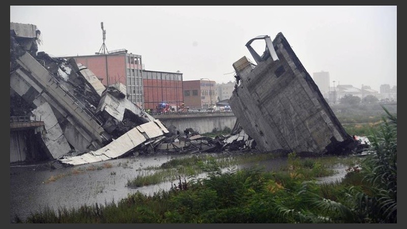 Una imagen del trágico derrumbe en Génova. 